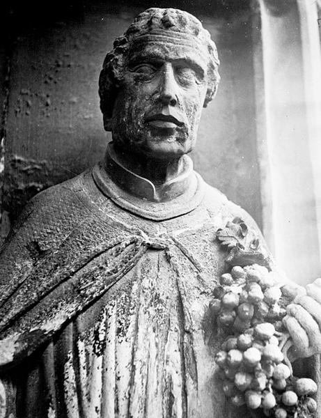 Tour Nord, contrefort N IX : statue de Saint Henri (01), partie supérieure.