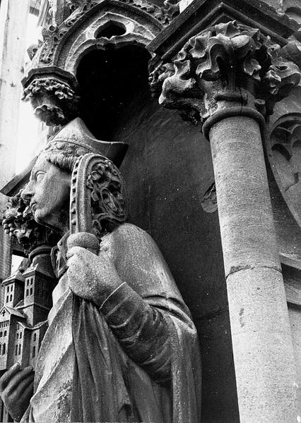 Tour Nord, contrefort N IX : statue de Saint Pirmin (05), partie supérieure vue de trois quarts.