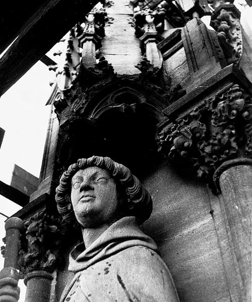 Façade ouest, contrefort 0I : statue de Saint Morand(5).