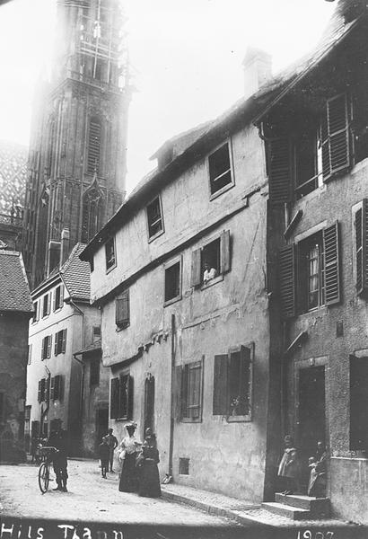 Vue de la façade de la maison donnant sur la rue, avant les bombardements de 1914-1918.