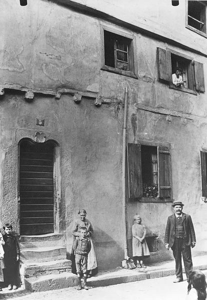 Vue partielle de la façade de la maison donnant sur la rue.