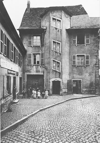Façade de la maison donnant sur la rue.