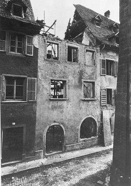 Façade de la maison donnant sur la rue, après les bombardements de 1914-1918.
