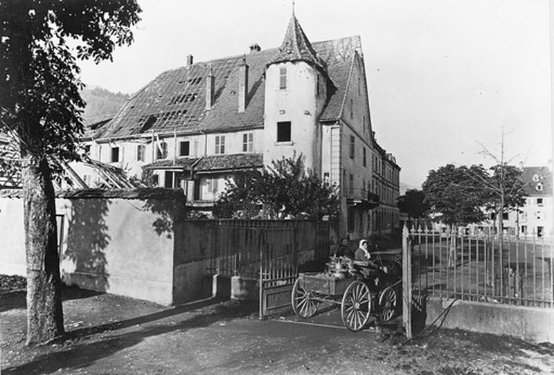 Le presbytère vu de l'est après les bombardements de 1914-1918.