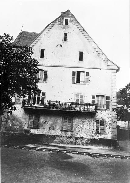 Le presbytère vu de la façade nord, sur la place.