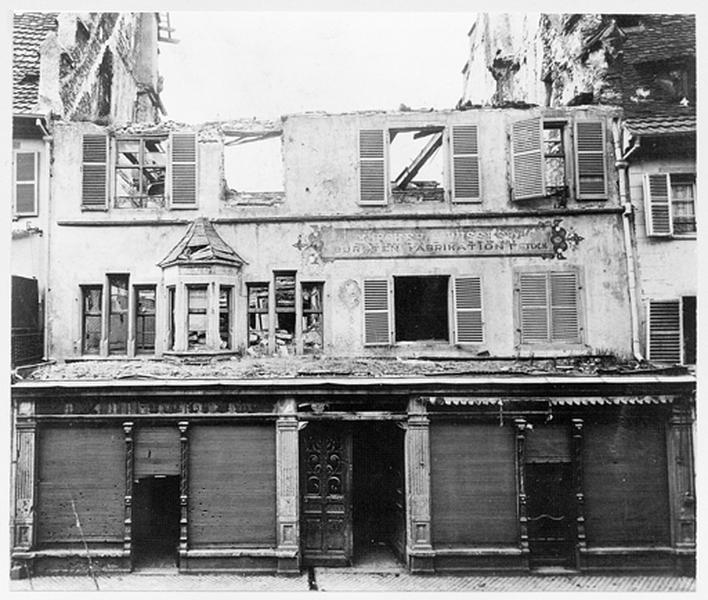 Vue de la façade donnant sur la rue, après le bombardement de 1914-1918.