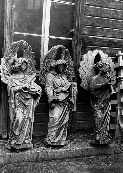 Tour Nord, bas côté nord : anges musiciens et ange portant un phylactère (déposés pendant la restauration de 1959).