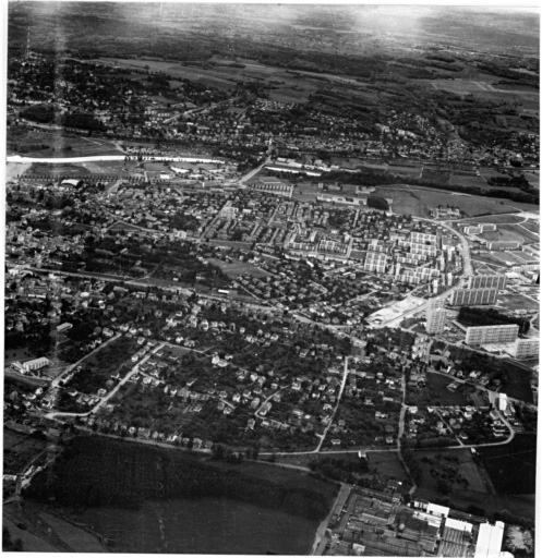 Vue aérienne : vue du quartier Bel Air et la colline de Dornach vus du nord, usine de la Mer Rouge au premier plan à droite.