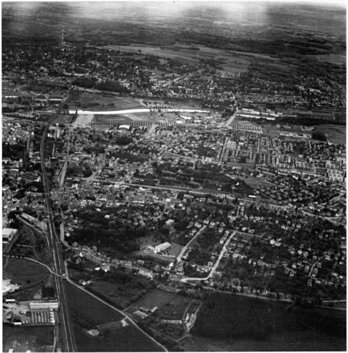 Vue aérienne : vue de la colline de Dornach depuis le nord, la ligne de chemin de fer à gauche, l'Ill au fond.