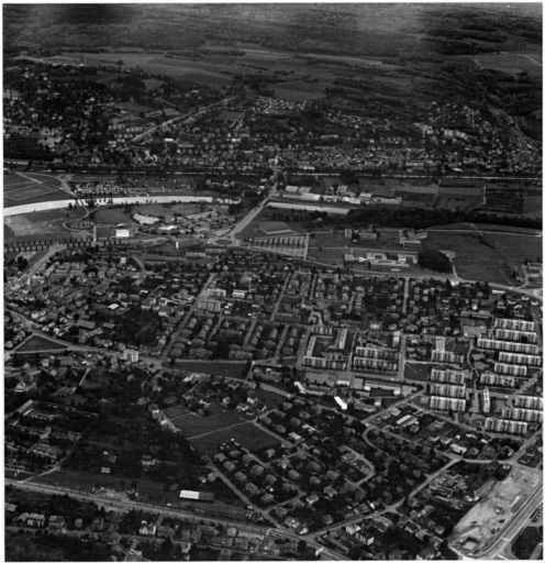Vue aérienne : quartier Bel-Aire et université vus du nord, Brunstatt au fond, cimetière de Dornach en bas à gauche.