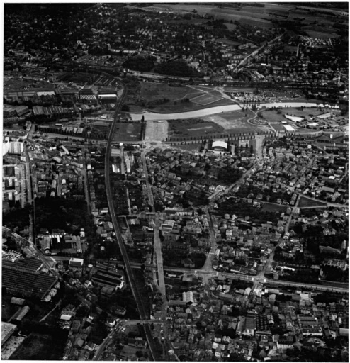 Vue aérienne : Dornach à droite de la ligne de chemin de fer, usines Clemessy et Braun à gauche et usine S.A.C.M. en haut à gauche.