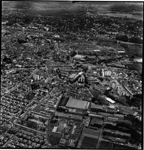 Vue aérienne : la ville vue du nord. L'usine D.M.C. au premier plan, la Cité à gauche.