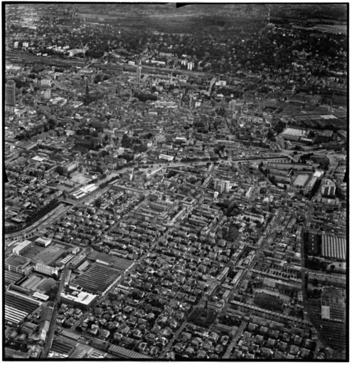 Vue de la ville vue du nord, au premier plan la cité. Au fond, le canal de dérivation et le centre de la ville.