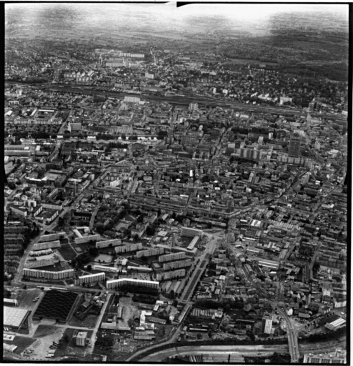 Vue aérienne : la ville vue du nord. La Cité Jean Wagner, la Cité administrative et le quartier Vauban-Illzach au premier plan.