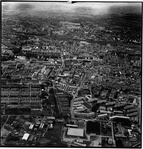 Vue aérienne : la ville vue du nord. Le cimetière central à gauche, la Cité le Wolf et la Cité Jean Wagner à droite.