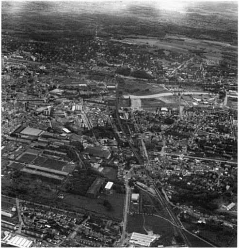 Vue aérienne : la ville vue du nord. Les usines D.M.C. et Clemessy à gauche, Dornach à droite.