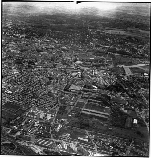 Vue aérienne : la ville vue du nord. L'usine D.M.C. et la Cité au premier plan.