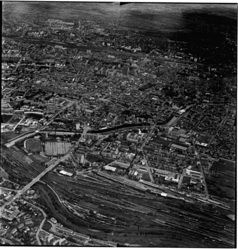 Vue aérienne : la ville vue du nord. Au premier plan : la gare du nord, le canal de dérivation et le centre au fond.