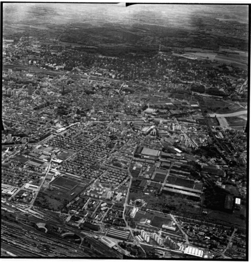 Vue aérienne : la ville vue du nord. A gauche : filature de laine peignée Gluck et Cité. A droite : usine DMC.