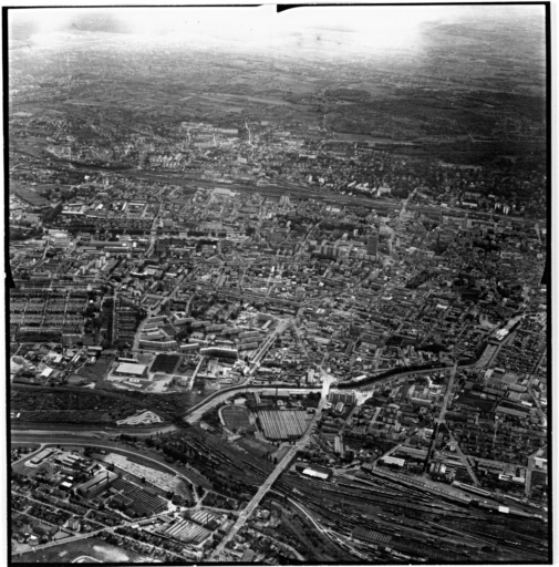 Vue aérienne : la ville vue du nord avec la gare du nord et le canal de dérivation au premier plan.