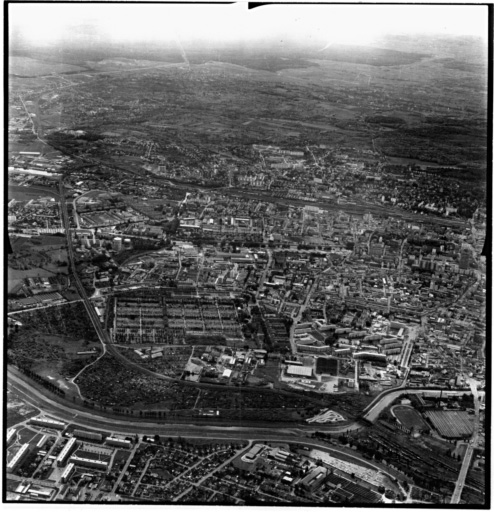 Vue aérienne : la ville vue du nord avec le cimetière au deuxième plan.