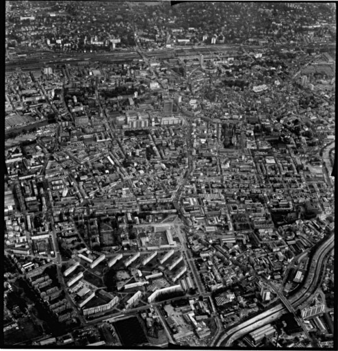 Vue aérienne : la ville vue du nord. La Cité le Wolf et la Cité Jean Wagner au premier plan à gauche. L'avenue de Colmar au centre de la photo coupe la ville en deux parties.