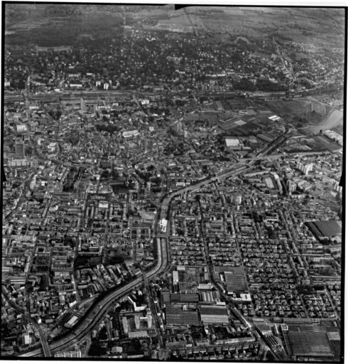 Vue aérienne : la ville vue du nord avec le canal de dérivation au centre.