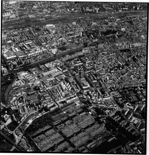 Vue aérienne : partie est de la ville vue du nord. Le cimetière et le Nouveau Bassin à gauche, la caserne Lefebvre au centre et le centre ville en haut à droite.