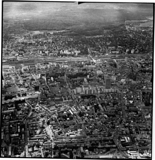 Vue aérienne : la partie est de la ville vue du nord. La rue Vauban est au premier plan, l'avenue de Colmar est à droite.