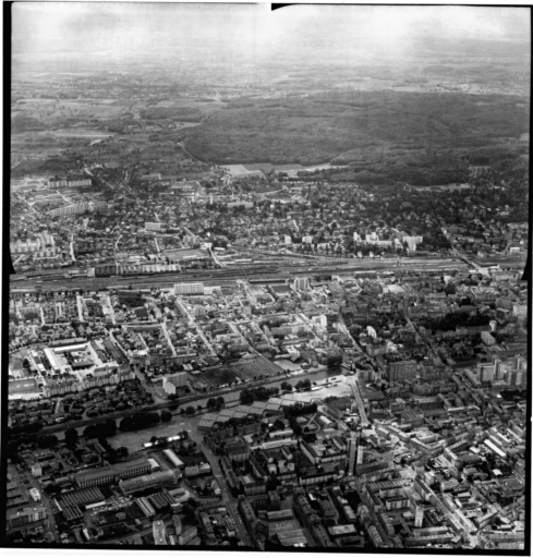 Vue aérienne : partie est de la ville vue du nord. Caserne Barbanègre à gauche, Nouveau Bassin au centre et Riedisheim au fond.