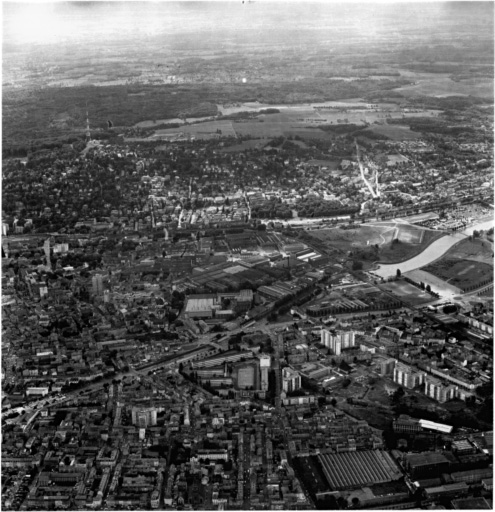 Vue aérienne de la ville vue du nord : au premier plan à droite D.M.C ; au centre usine S.A.C.M ; à droite l'Ill.