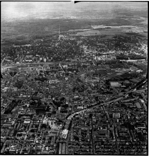 Vue aérienne : la ville vue du nord. Le canal de dérivation au premier plan, le centre ville en haut à gauche.