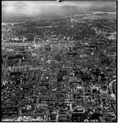 Vue aérienne : la ville vue du nord avec le quartier Hubner. La rue de Runtz au premier plan, la ville ancienne au second plan.