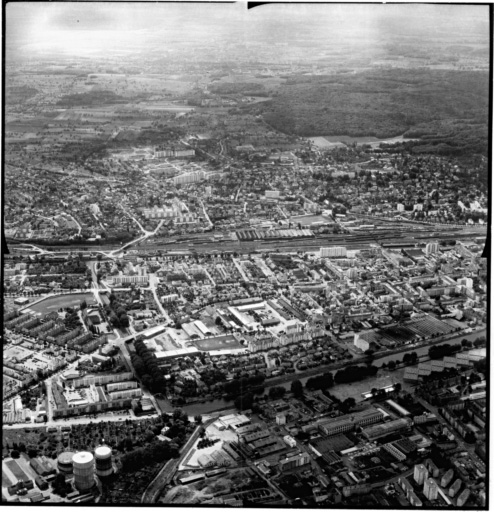 Vue aérienne : partie est de la ville vue du nord. Nouveau bassin, caserne Barbanègre et Riedisheim au fond.