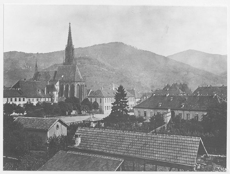 Vue de la place Joffre avec la collégiale et le presbytère, prise du sud-est.