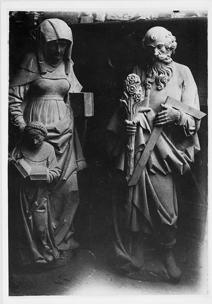 Façade ouest, contrefort S VIII et S VI : statues de Sainte Anne avec la Vierge et Saint Joseph, par Hils, avant leur mise en place.