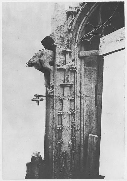 Détail du campanile ouest, après la guerre de 1914-1918 (avant restauration).