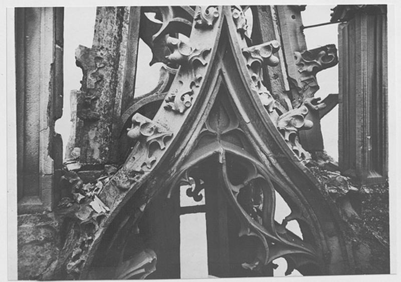 Détail du campanile ouest, après la guerre de 1914-1918 (avant restauration).