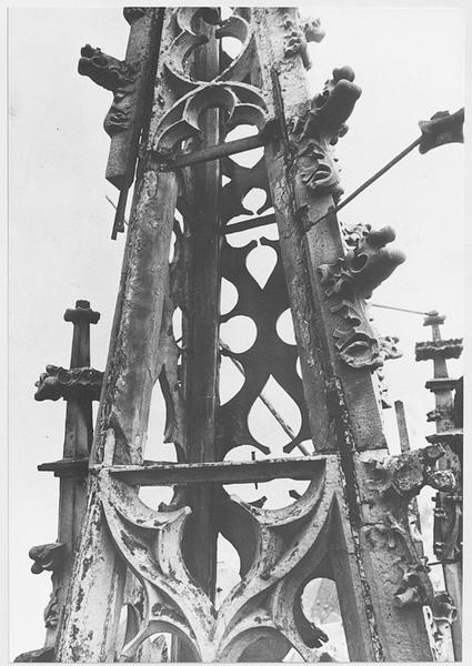 Détail du campanile ouest, après la guerre de 1914-1918 (avant restauration).