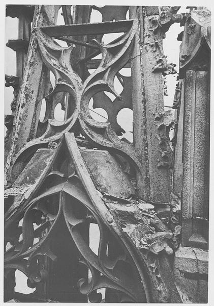 Détail du campanile ouest, après la guerre de 1914-1918 (avant restauration).