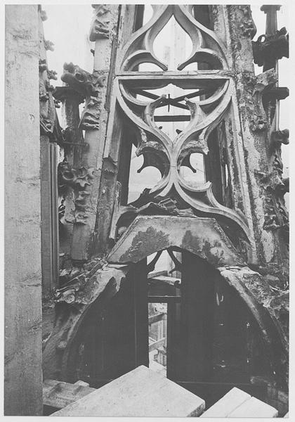 Détail du campanile ouest, après la guerre de 1914-1918 (avant restauration).