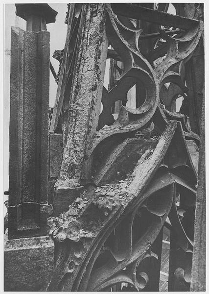 Détail du campanile ouest, après la guerre de 1914-1918 (avant restauration).