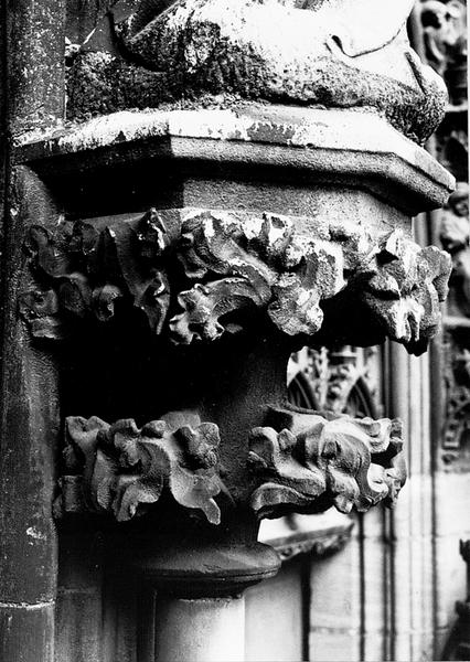 Façade ouest : statue de la Vierge à l'Enfant (08), la console, avant restauration.(détail)