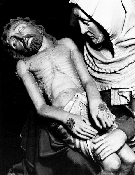 Statue de la Vierge de Pitié, détail du Christ dans les bras de la Vierge.