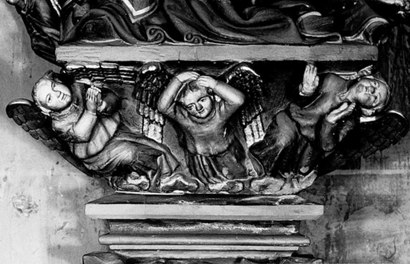 Socle de la statue de la Vierge de Pitié, vu de face.