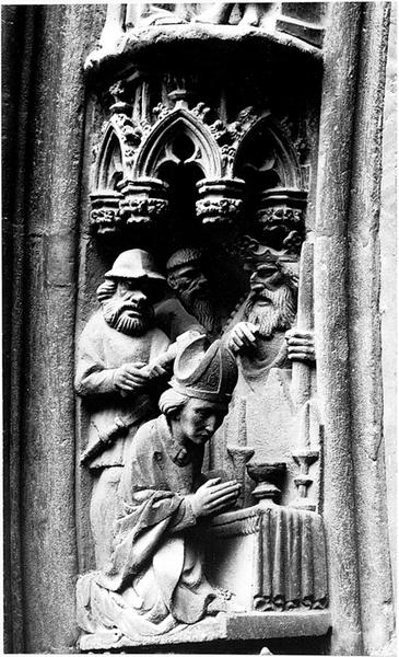 Façade ouest, portail, voussure B, scène B1 : haut relief représentant le martyre de Saint Thomas Becket (?).