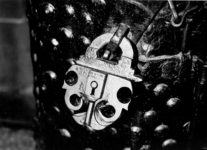 Le cadenas supérieur du bras de fermeture du tronc. - © Région Alsace - Inventaire général