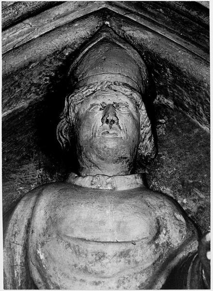 Choeur, mur sud, première travée, tympan : visage de Saint-Thiébaut.