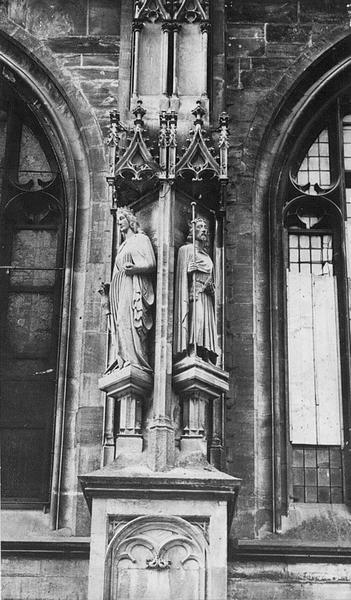 Tour Nord, contrefort N VI : statues de Sainte Elisabeth de Thuringe (01) et de Saint Josse (02).