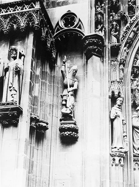 Portail ouest, porte nord : statues de Saint Georges (01) et de Saint Pierre (déplacée de la façade ouest au deuxième niveau, actuellement au musée de Thann).